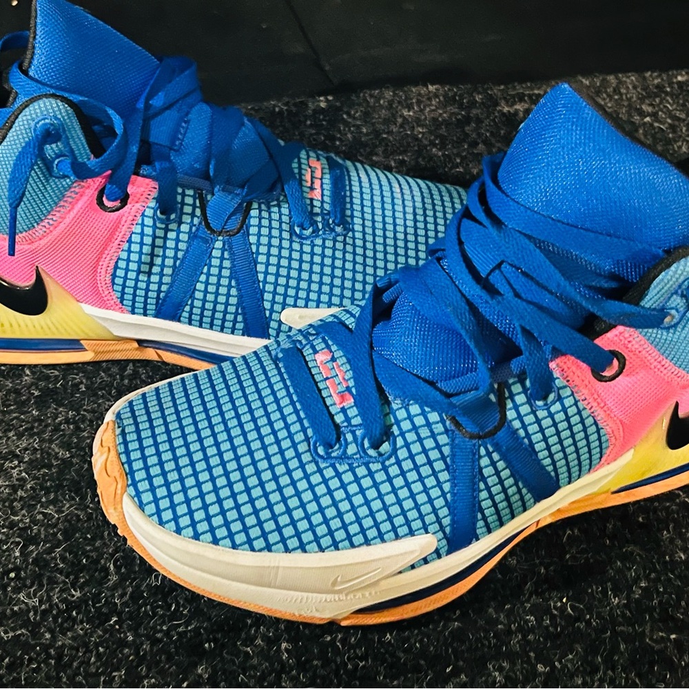 Nike Multicolor LeBron Witness 7 Men’s Shoes Sz 10.5